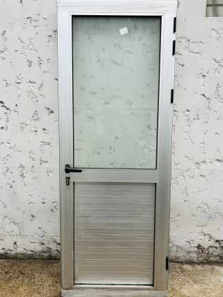 Lote #048 - Puerta de aluminio y vidrio - llaves y pestillo - 84x220cm