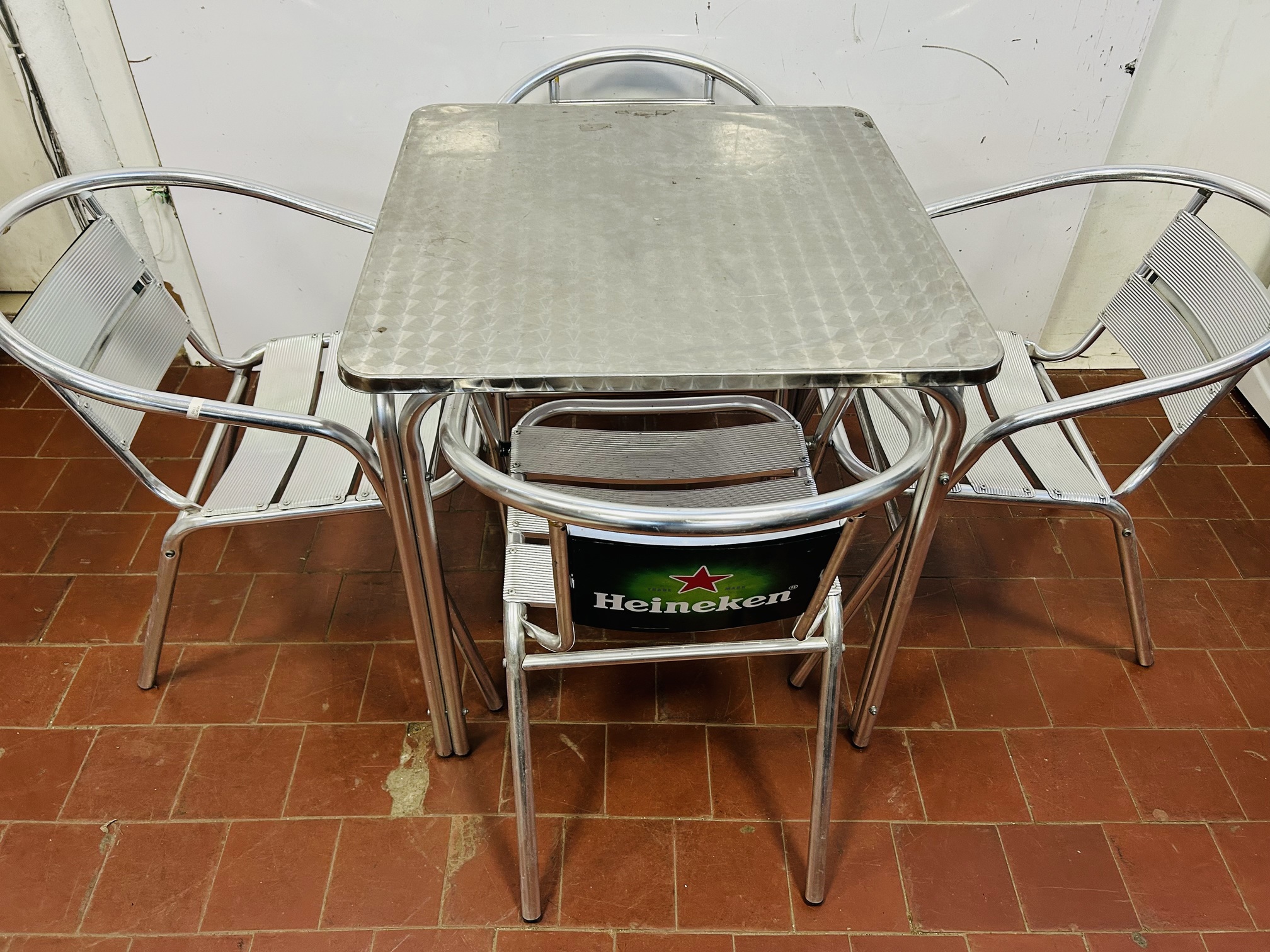 Lote #047B - Mesa y cuatro sillas apilables en aluminio - 70x70x72cm - Imagen 2