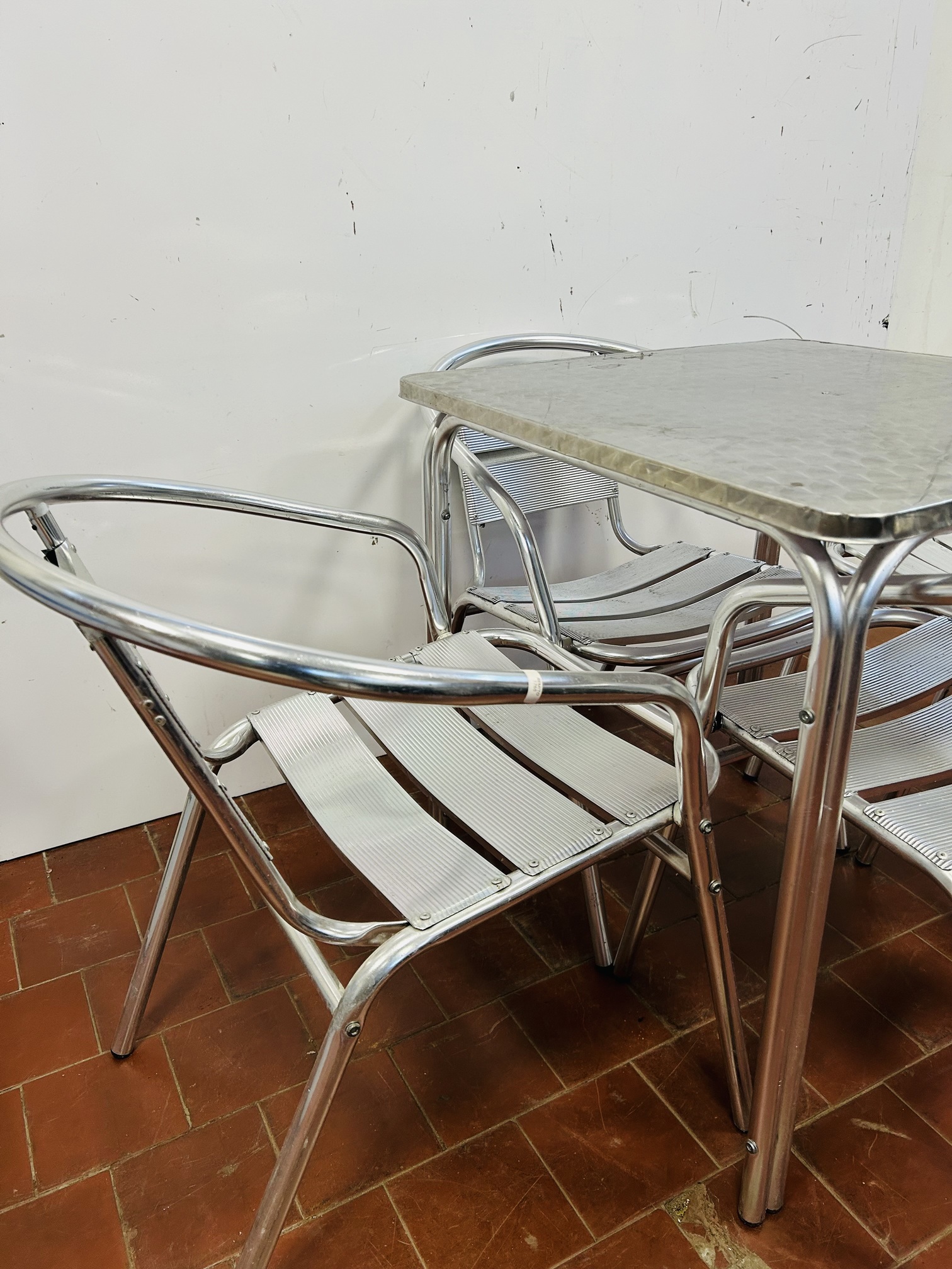 Lote #047B - Mesa y cuatro sillas apilables en aluminio - 70x70x72cm - Imagen 3