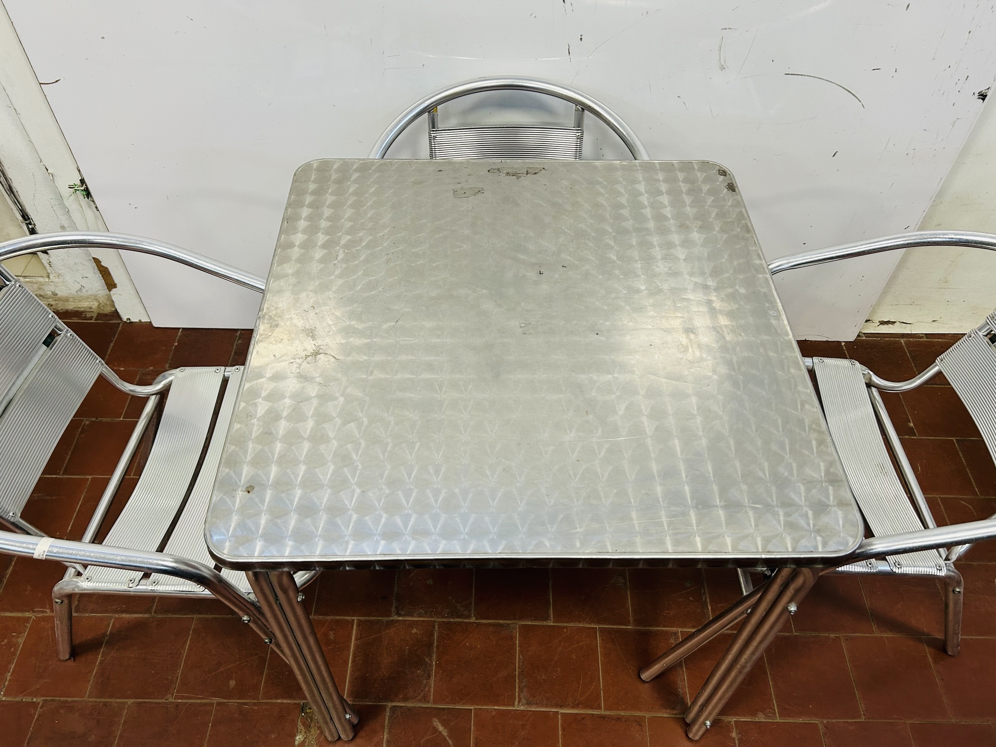 Lote #047B - Mesa y cuatro sillas apilables en aluminio - 70x70x72cm - Imagen 6