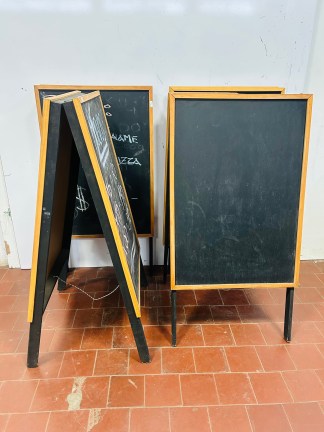 Lote #048 - Cuatro pizarrones tijera - 61x119cm