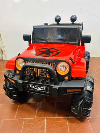 Lote #077 - Auto a batería tipo 4x4 - con cargador y control remoto