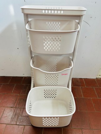 Lote #115 - Mueble multiuso rodante en plastico