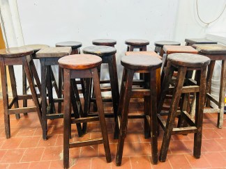 Lote #051 - Quince bancos altos en madera (pueden presentar detalles)