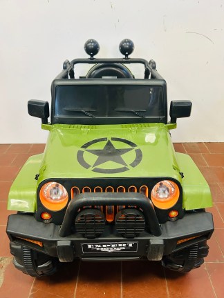 Lote #078 -  Auto a batería tipo 4x4  - con cargador