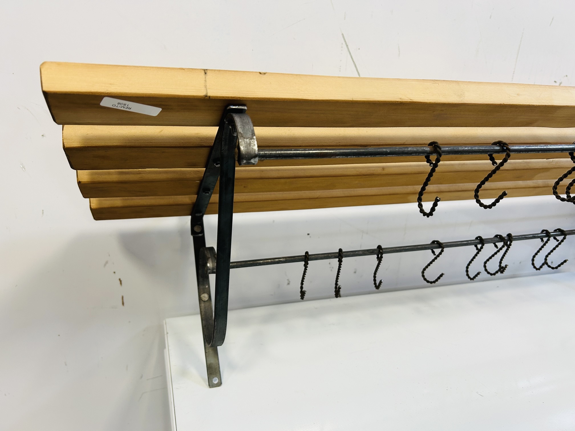 Lote #016 - Ganchera en hierro y madera reciclada con doble ganchera - 100x30cm - Imagen 3