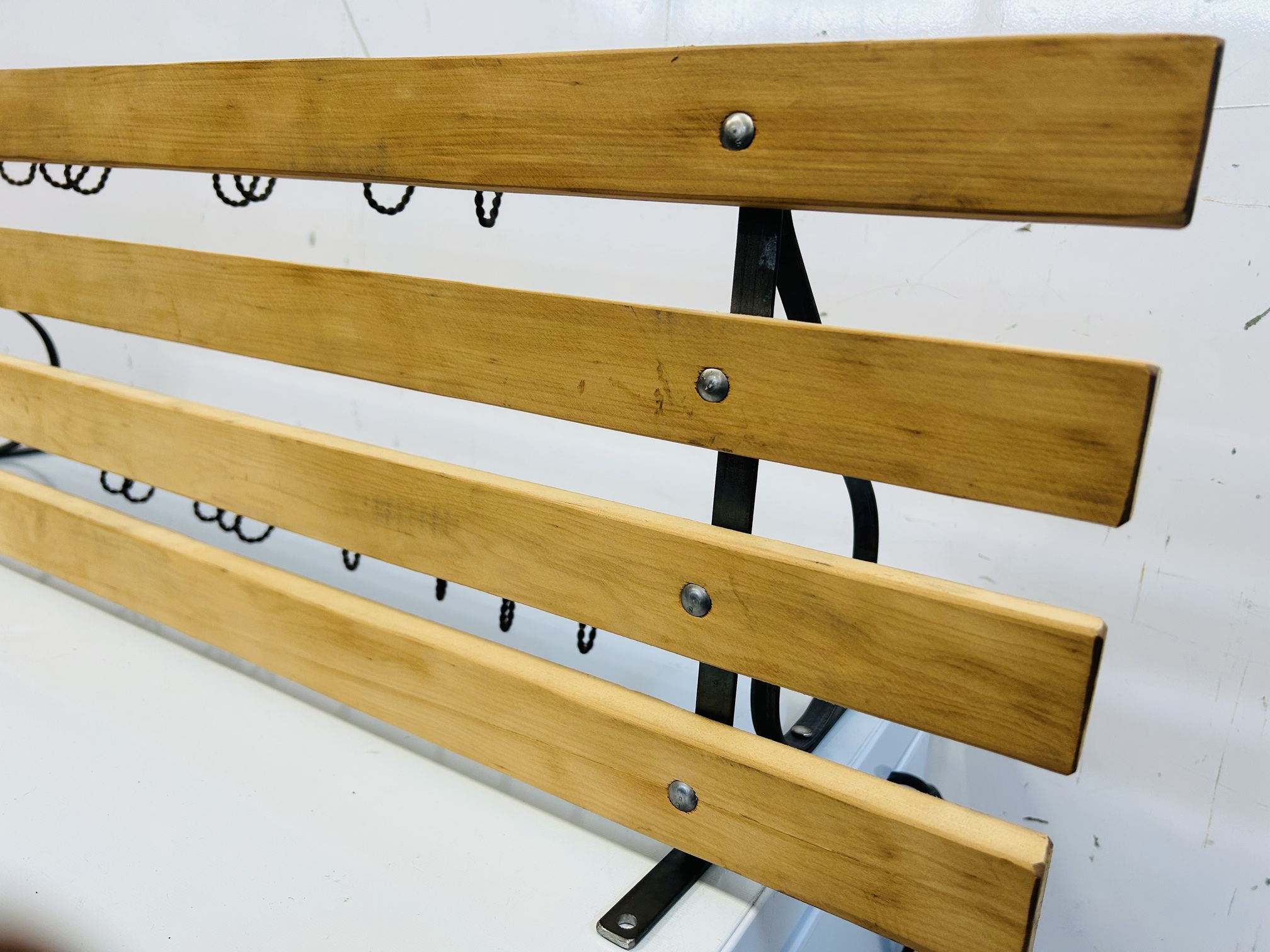 Lote #016 - Ganchera en hierro y madera reciclada con doble ganchera - 100x30cm - Imagen 4