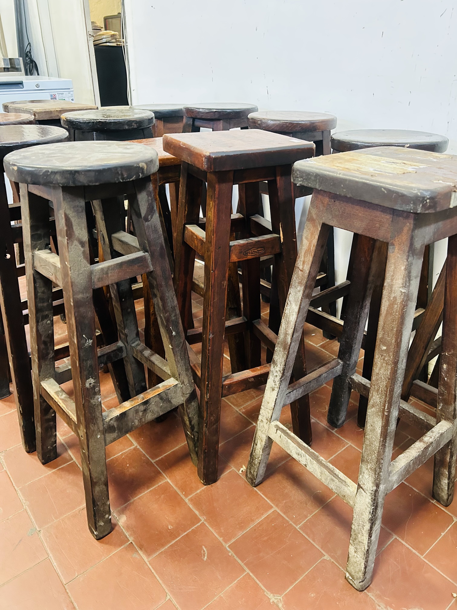 Lote #051 - Quince bancos altos en madera (pueden presentar detalles) - algunos son Delfino Alvarez - Imagen 4