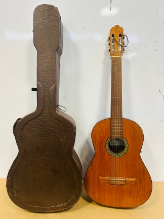 Lote #059 - GuItarra criolla Española (Valencia)