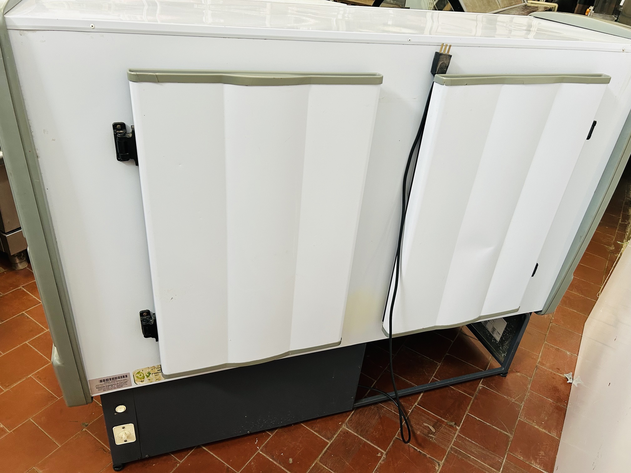 Lote #081 - Vitrina refrigerada horizontal ¨Refrimate¨ - 150x68x120cm - Imagen 6