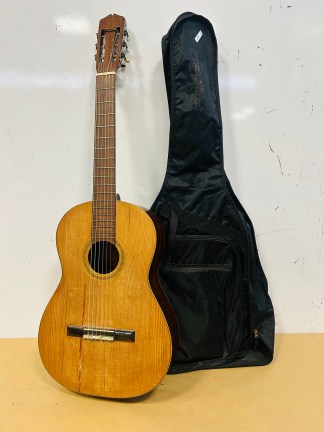 Lote #060 - Guitarra criolla con funda ¨Proel¨