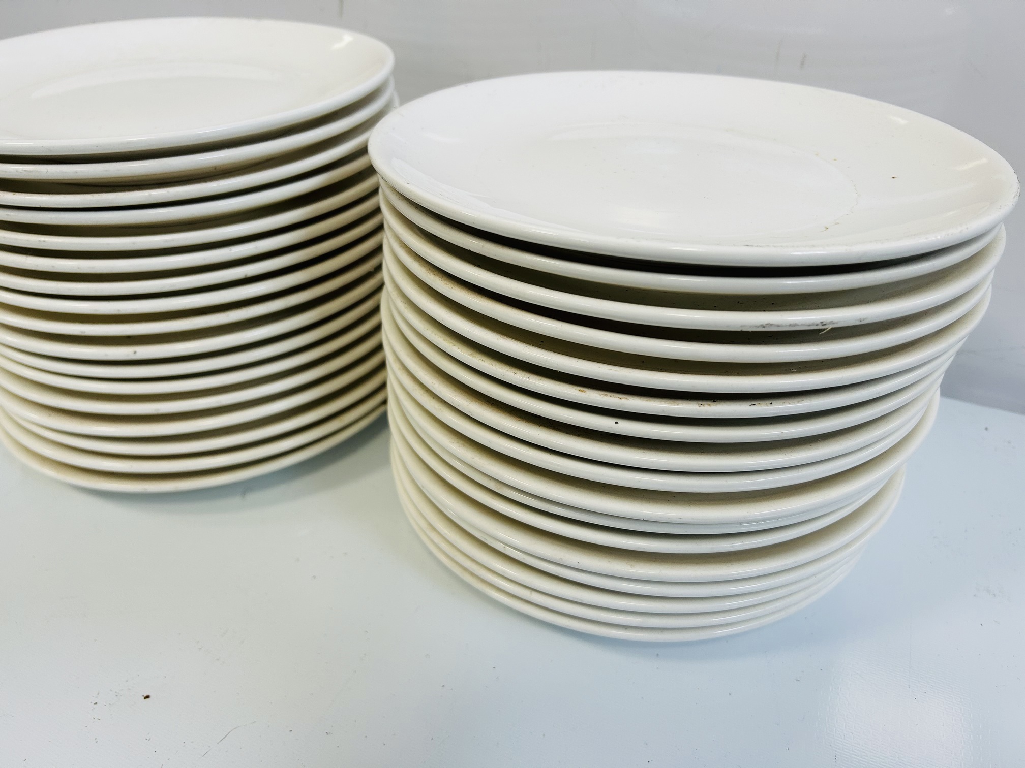 Lote #019 - 34 Platos de loza de 23cm - Imagen 3