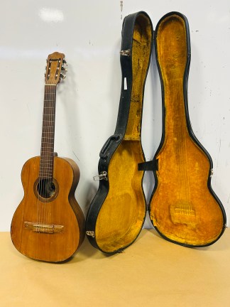 Lote #062 - Guitarra criolla (Valencia )