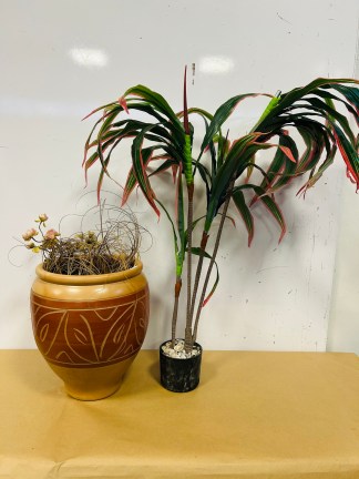 Lote #063 - Maceta + planta artificial
