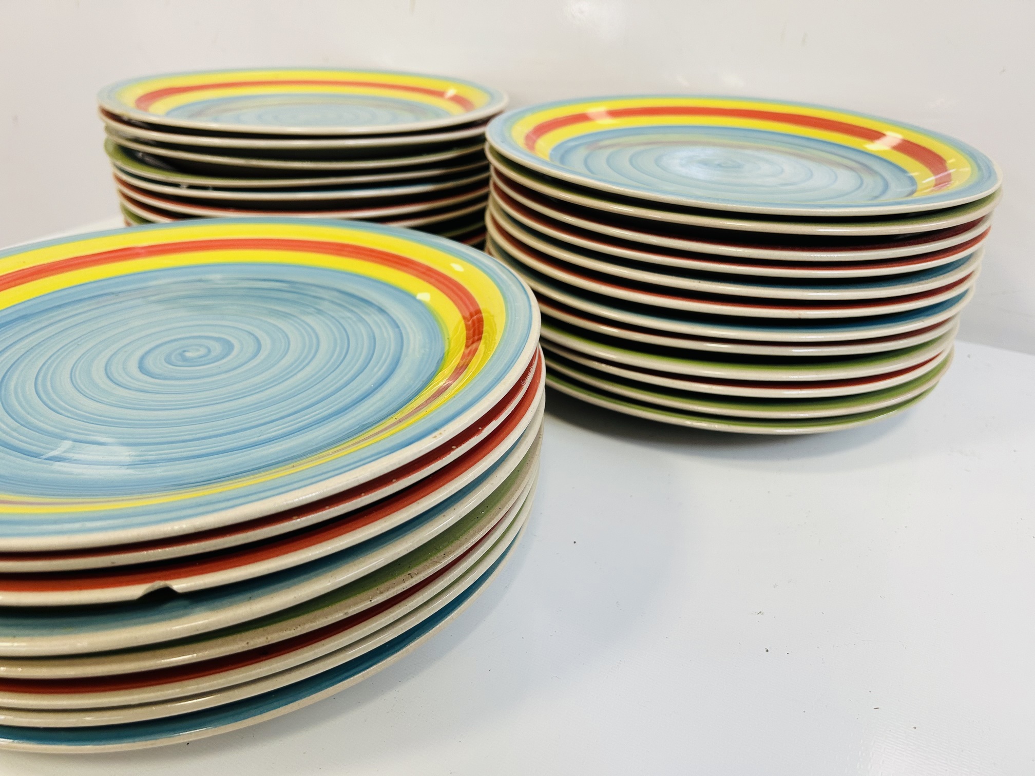 Lote #021 - 32 Platos de loza de 27cm - algunos cascados - Imagen 3