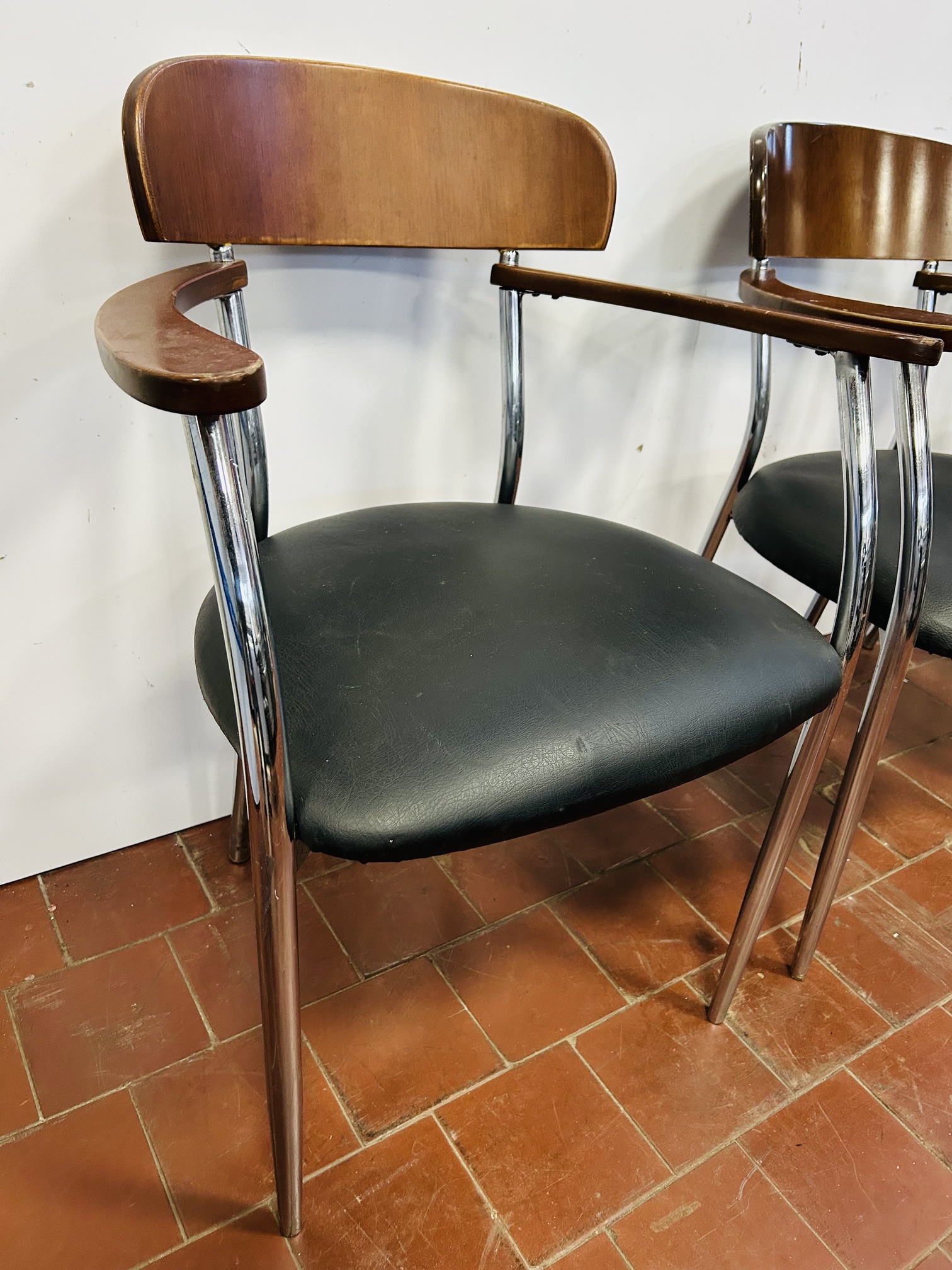 Lote #044B - Cuatro sillas con apoya brazos y tapizado en cuerina - pueden presentar detalles estéticos - Imagen 2
