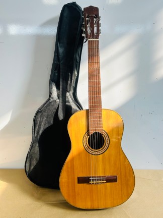 Lote #043 - Guitarra criolla