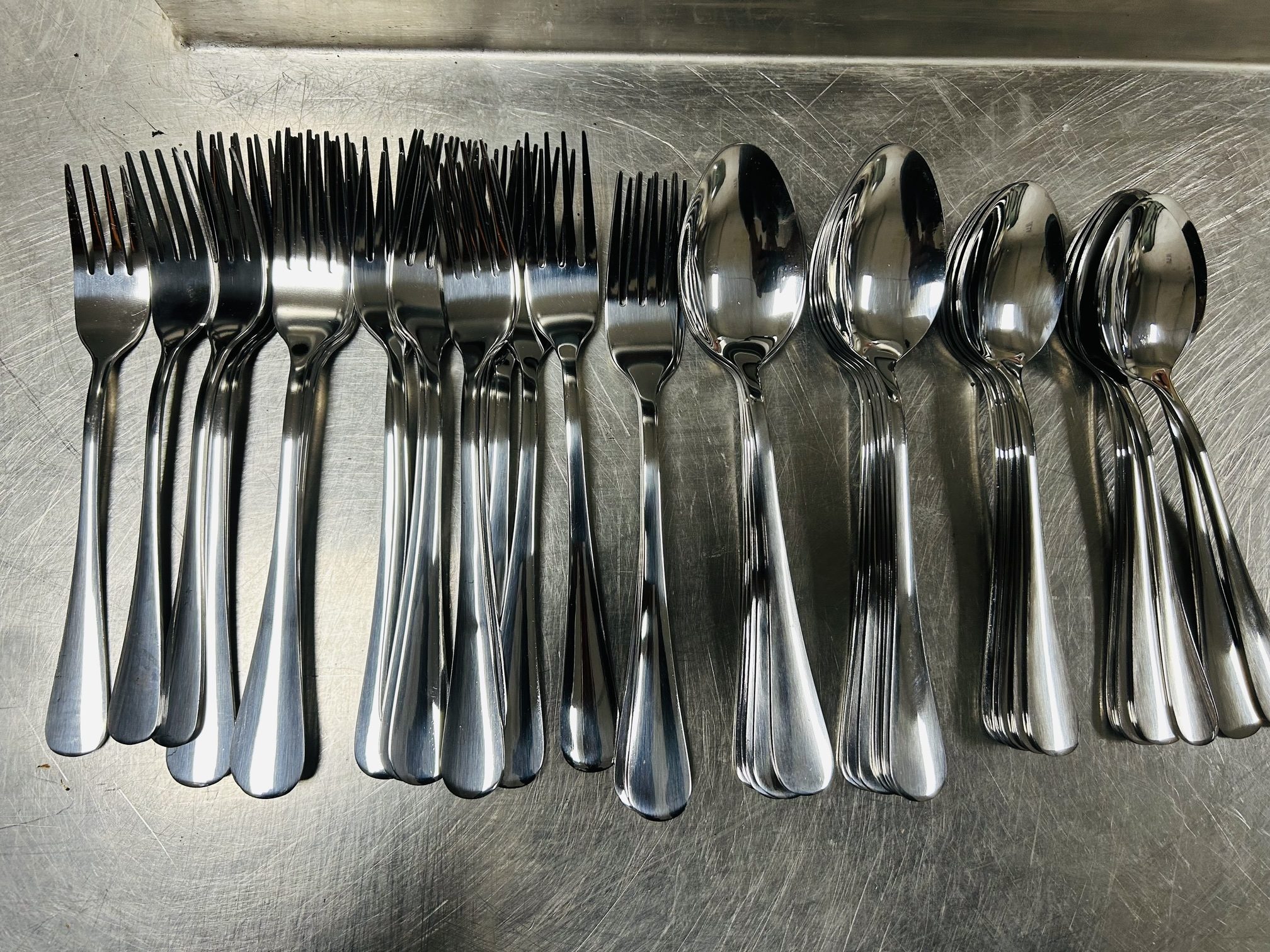 Lote #024A - 48 cubiertos - 24 cucharas y 24 tenedores, Stainless Steel (ac/inox) - 21,5cm - 21cm - Imagen 4