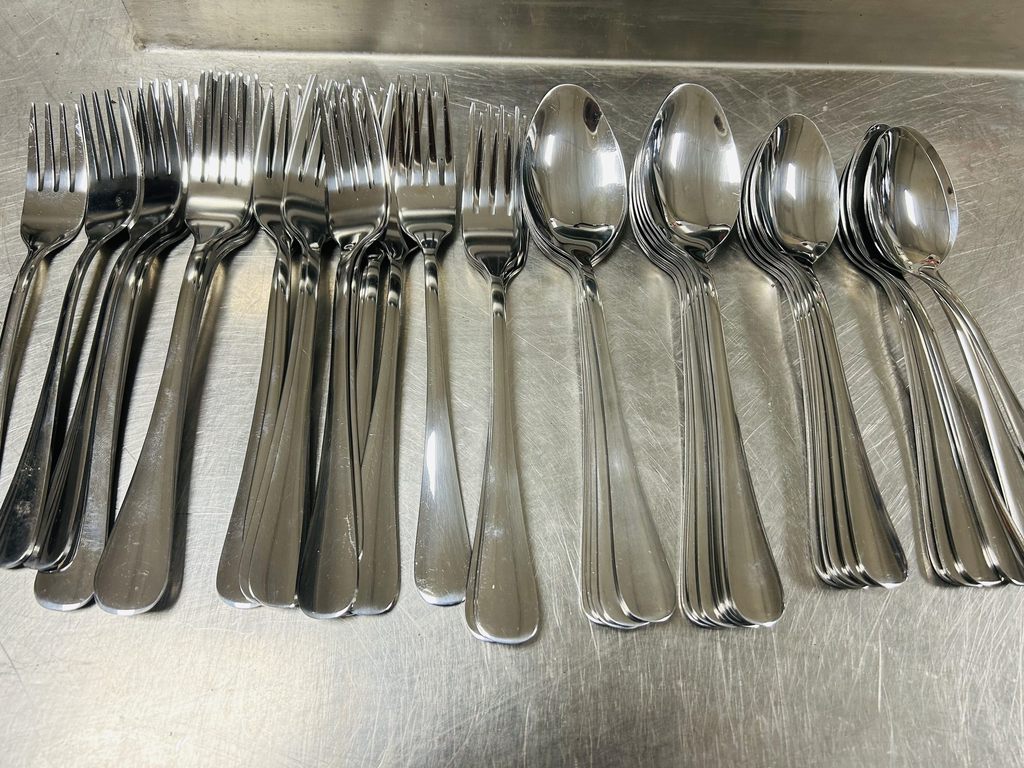 Lote #024A - 48 cubiertos - 24 cucharas y 24 tenedores, Stainless Steel (ac/inox) - 21,5cm - 21cm