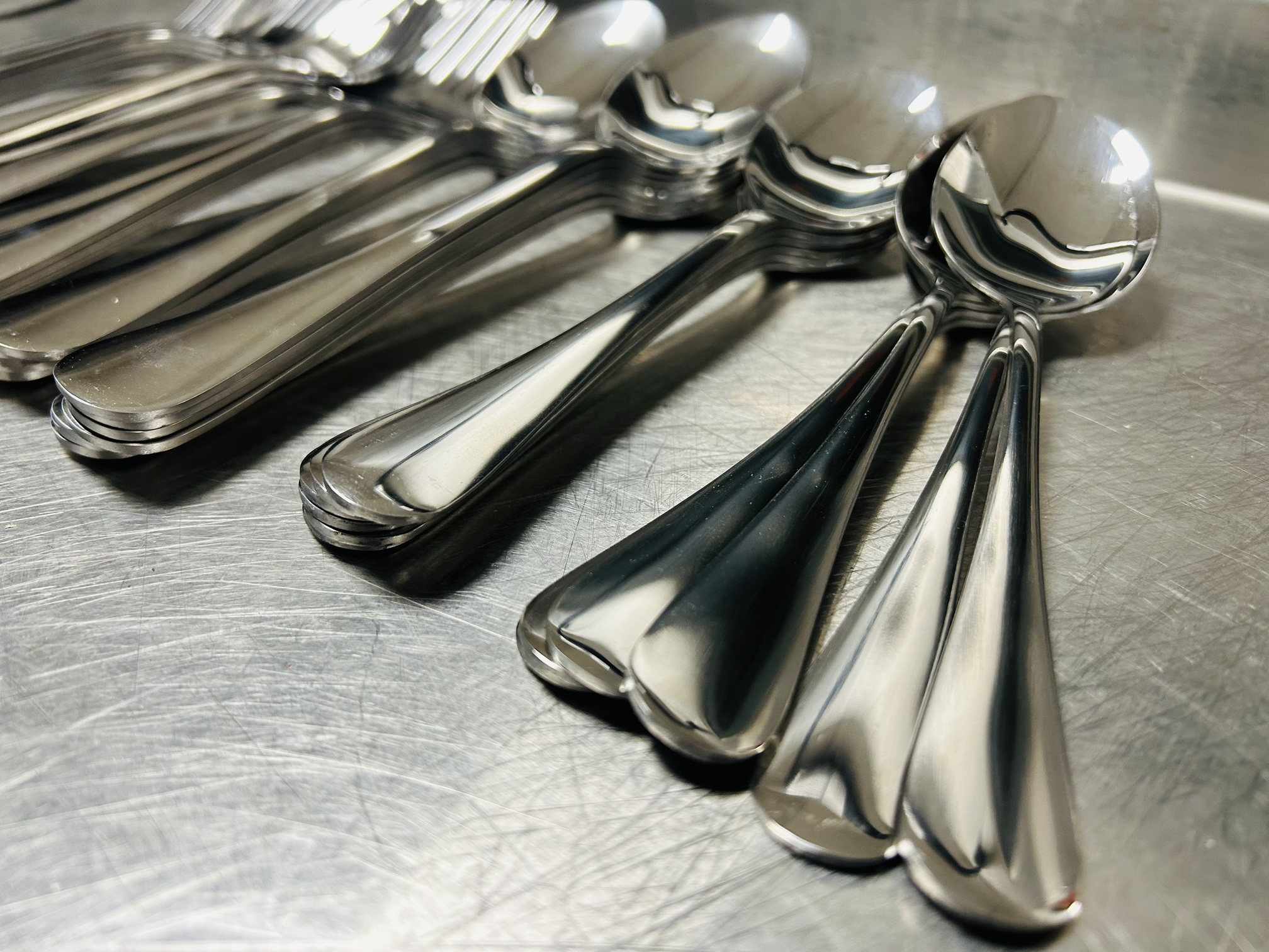 Lote #024A - 48 cubiertos - 24 cucharas y 24 tenedores, Stainless Steel (ac/inox) - 21,5cm - 21cm - Imagen 3