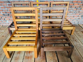 Lote #058 - Cinco butacas bajas (int/ext) en madera ¨Delfino Alvarez¨ - 49x59x70cm