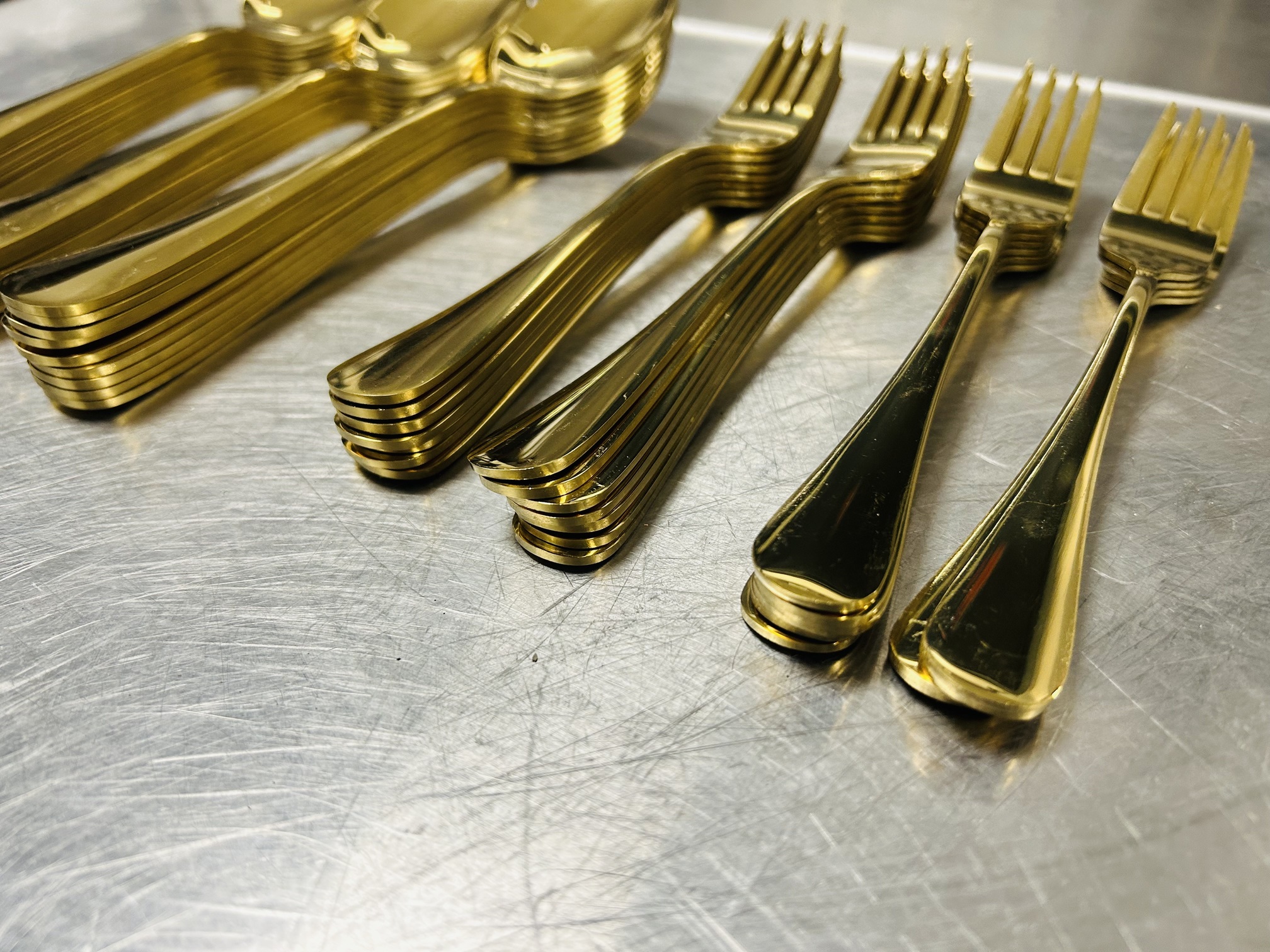 Lote #025 - 48 cubiertos - 24 cucharas y 24 tenedores, Stainless Steel (ac/inox) - 18,5cm - 21,5cm