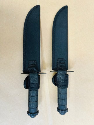 Lote #022 - Dos cuchillos con vaina - hoja de 15cm