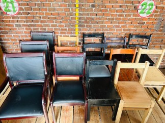 Lote #059 - 14 sillas diferentes modelos (pueden presentar detalles)