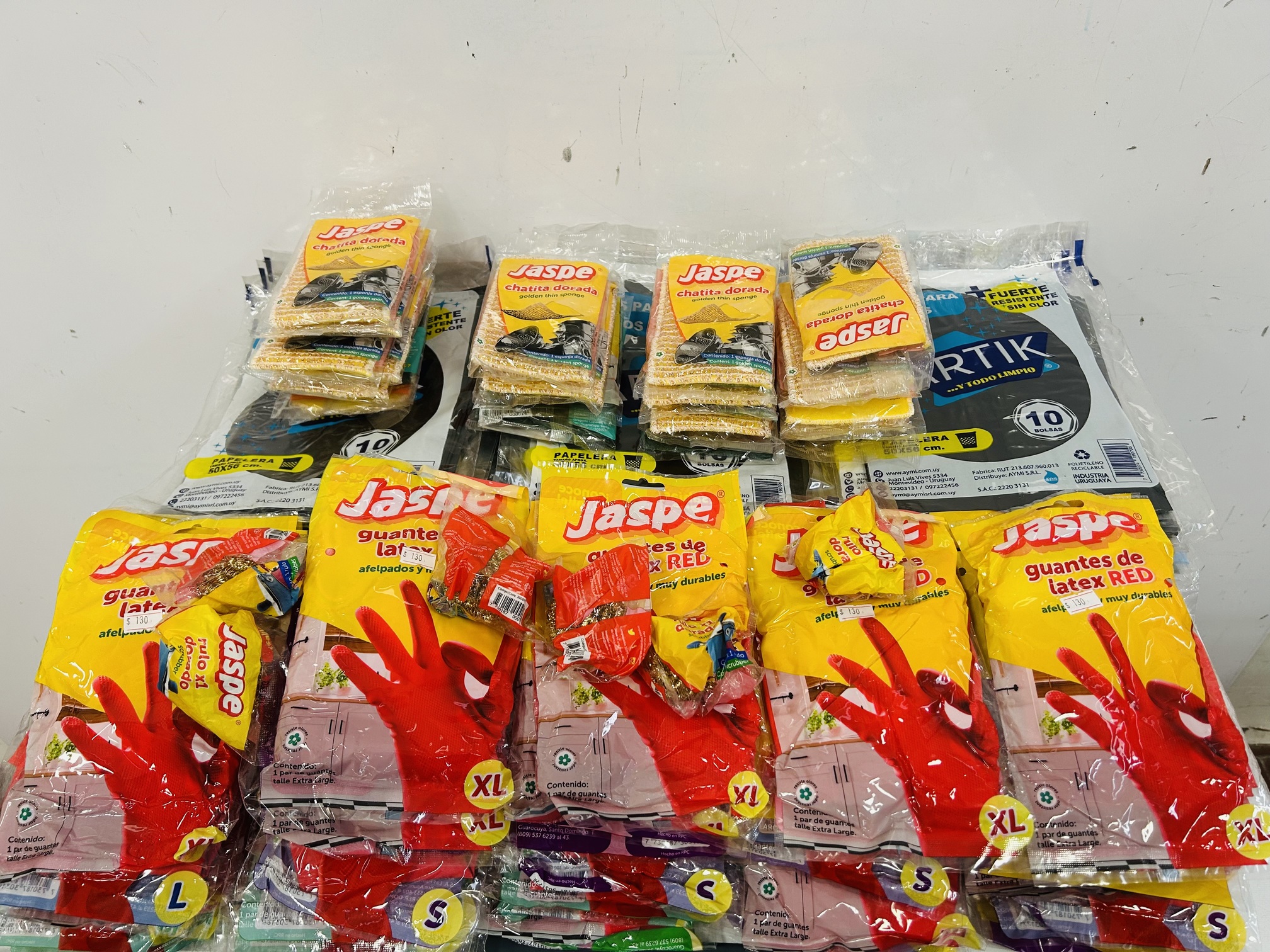 Lote #003 - Artículos de limpieza: Guantes de goma, bolsas y esponjas