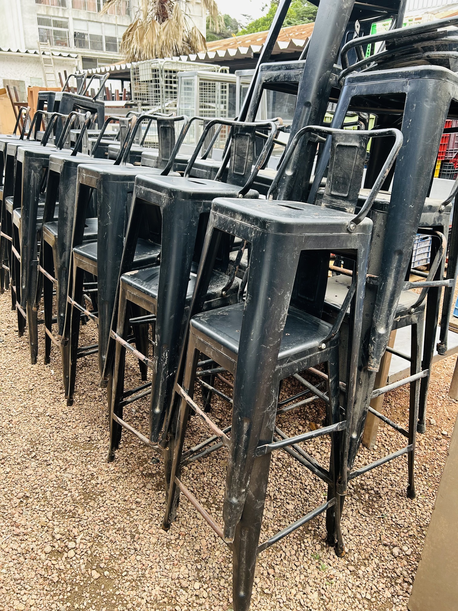 Lote #060 - 42 banquetas Tolix ¨ Delfino Alvarez¨(pueden presentar detalles ó faltante) - Imagen 3