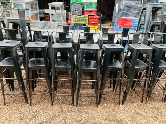 Lote #060 - 42 banquetas Tolix (pueden presentar detalles ó faltante)