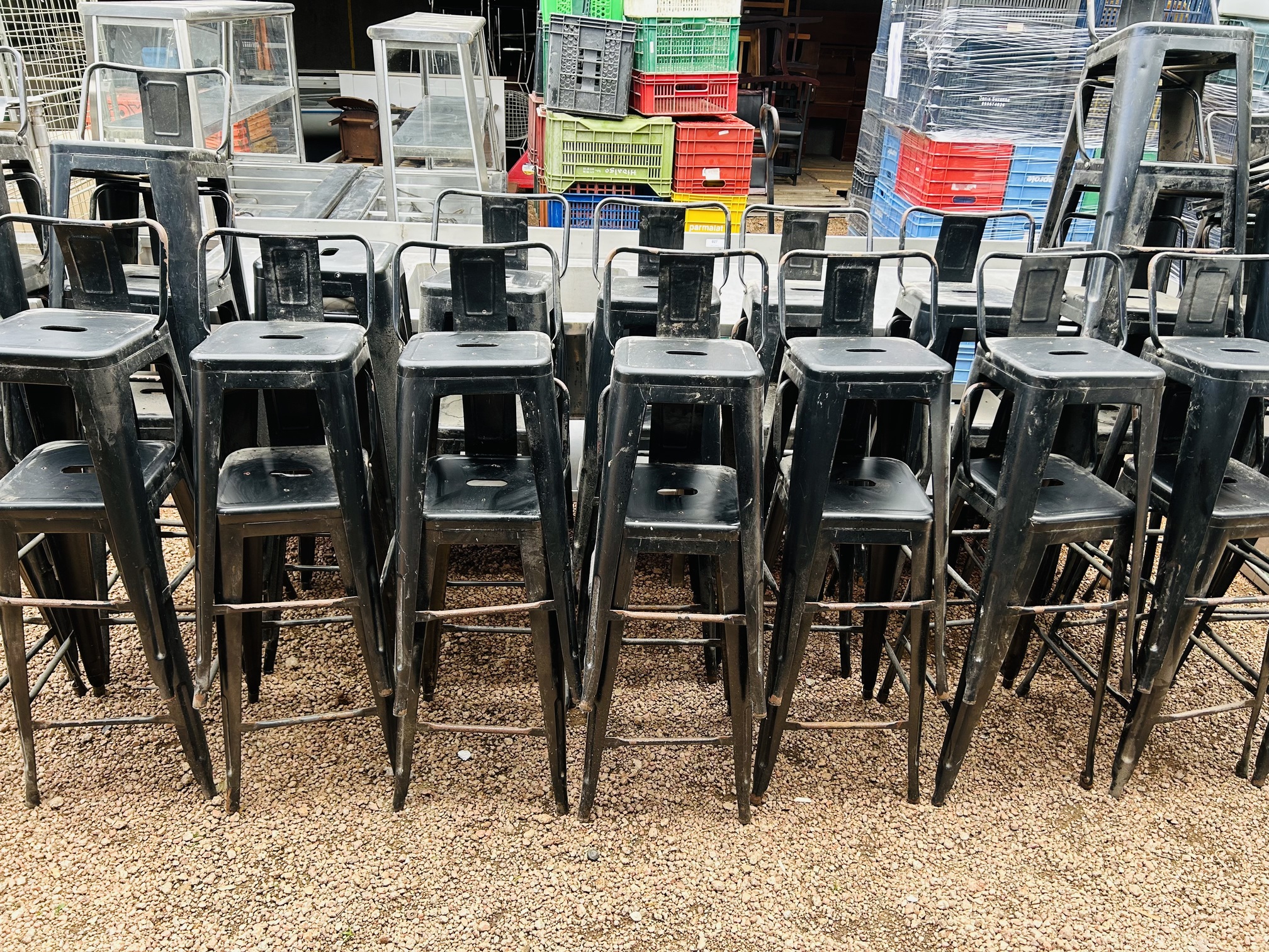 Lote #060 - 42 banquetas Tolix ¨ Delfino Alvarez¨(pueden presentar detalles ó faltante)