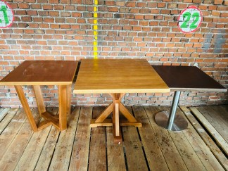 Lote #061 - Dos mesas de madera más mesa con base en acero inoxidable - 90x90x77cm - 70x69x70cm
