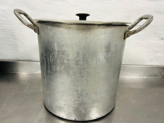 Lote #032 - Olla de aluminio con tapa - 35x34cm