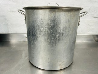 Lote #033 - Olla de aluminio con tapa - 30x30cm
