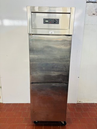 Lote #002 - Freezer y heladera en Ac/Inox (freezer arriba y heladera abajo) - 61x70x190cm tiene ruedas