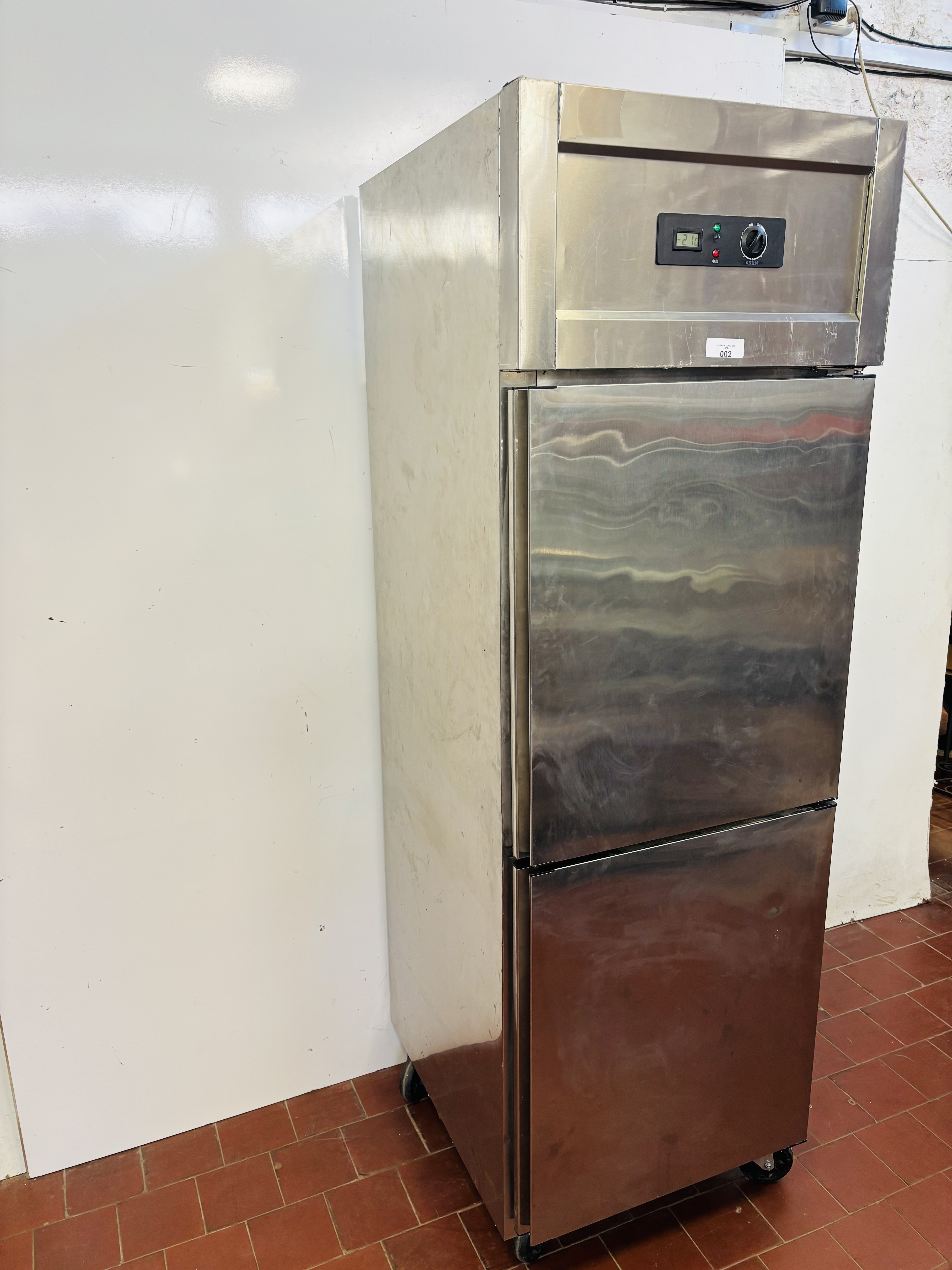 Lote #002 - Freezer y heladera en Ac/Inox (freezer arriba y heladera abajo) - 61x70x190cm tiene ruedas - Imagen 3