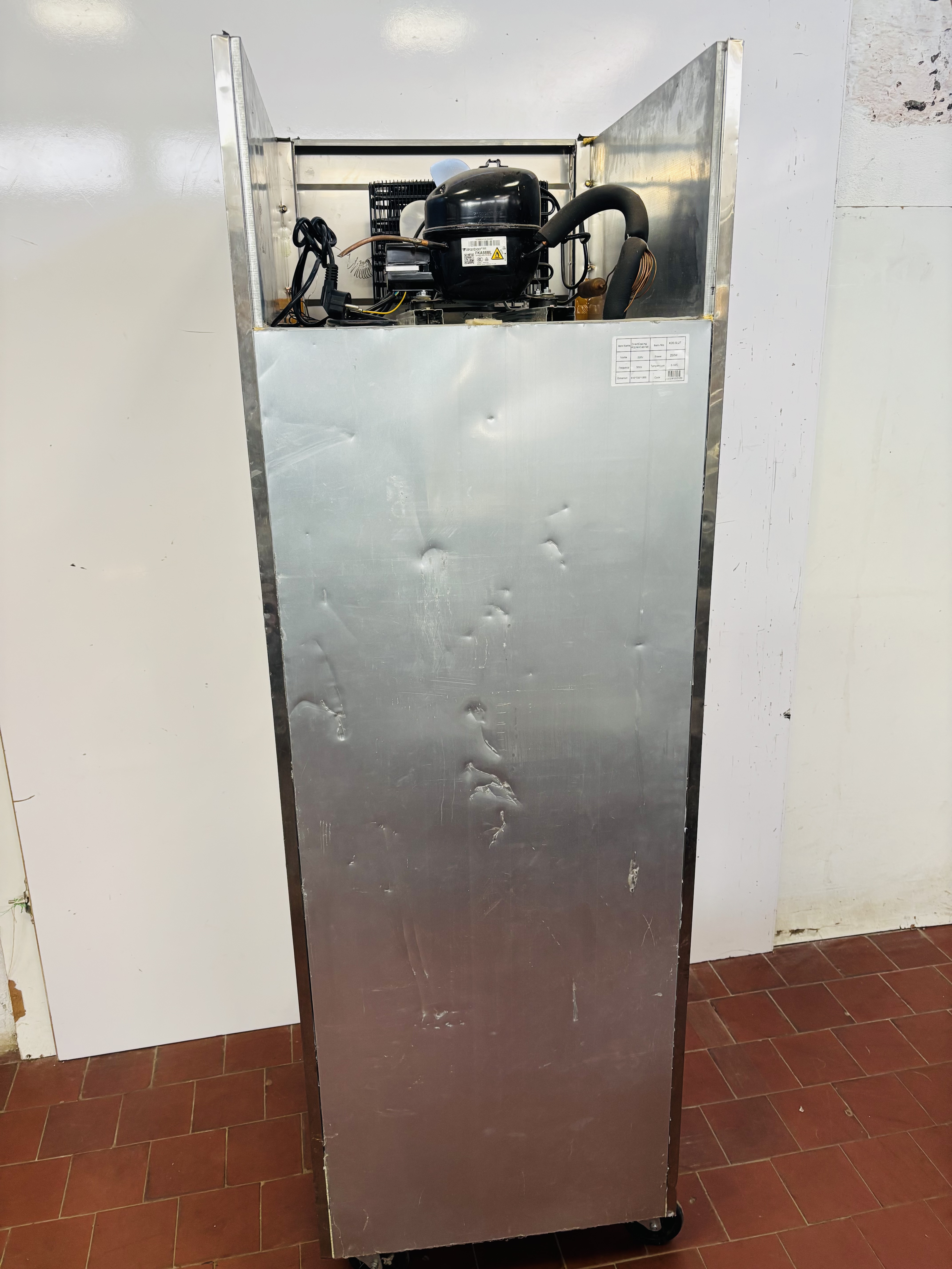 Lote #002 - Freezer y heladera en Ac/Inox (freezer arriba y heladera abajo) - 61x70x190cm tiene ruedas - Imagen 5