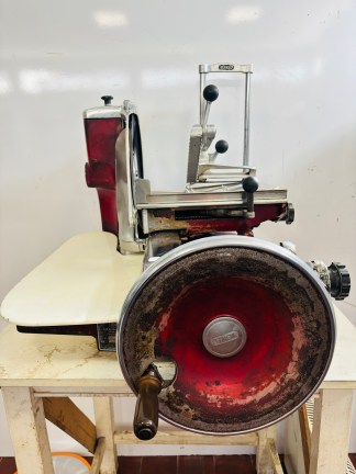 Lote #003 - Maquina de cortar fiambres ó molde ¨Berkel¨ manual 100% original con 2 hojas de repuesto (1 sin uso) - 35cm de hoja