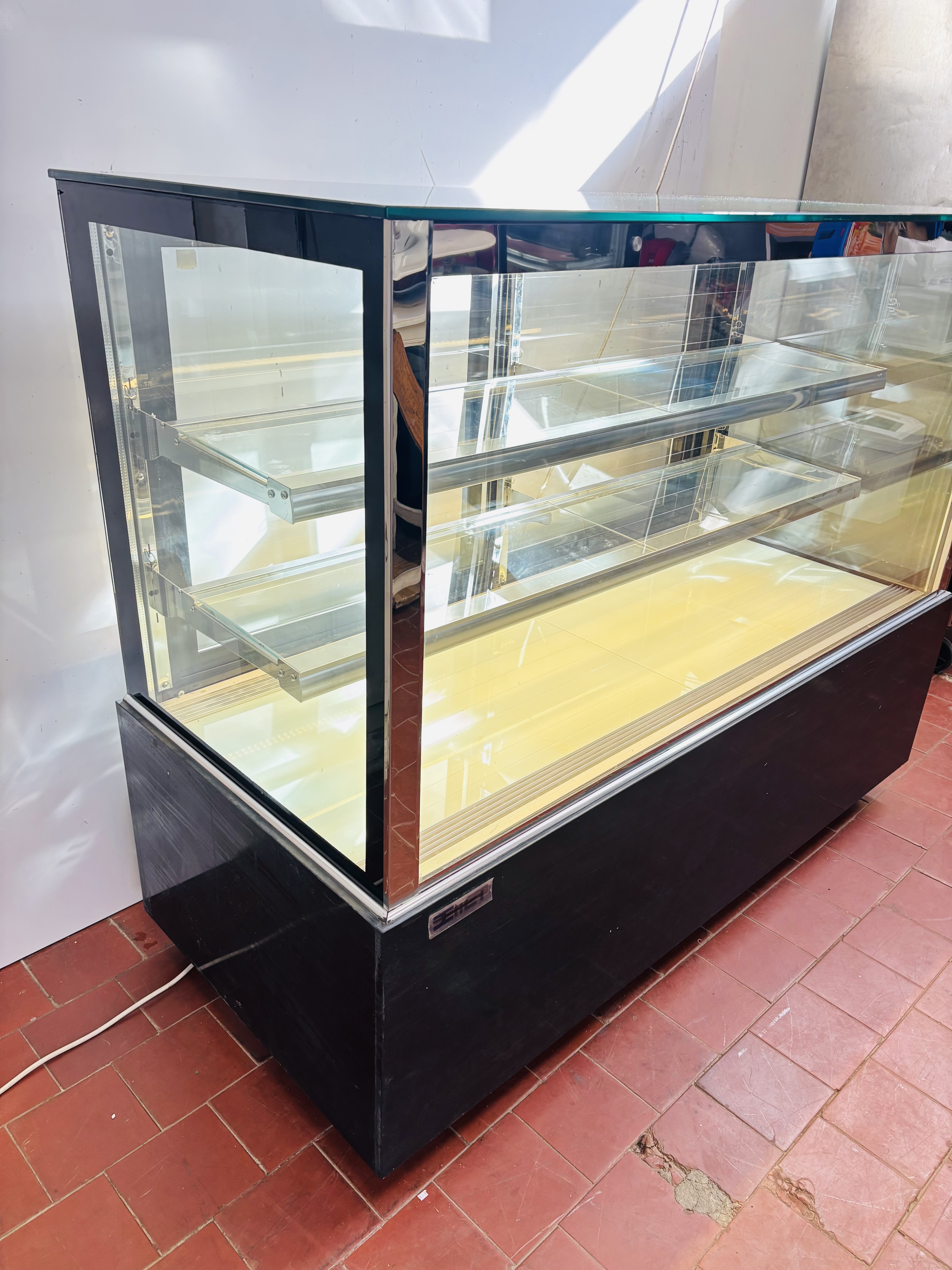 Lote #005 - Vitrina refrigerada rectiínea ¨DEMET¨con faja de granito, luz LED (poco uso, menos de 1 año) - 147x64x120cm - Imagen 3