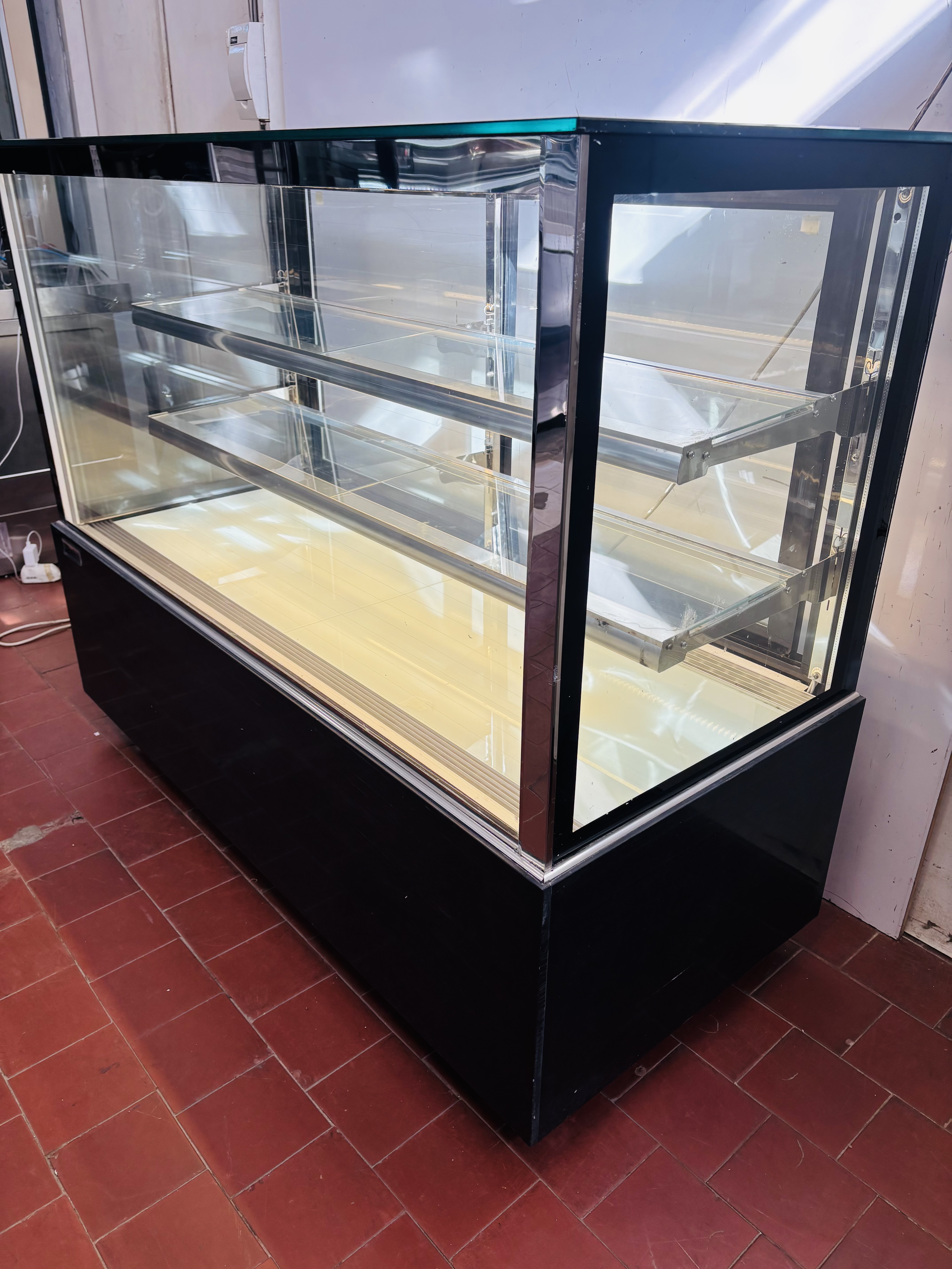 Lote #005 - Vitrina refrigerada rectiínea ¨DEMET¨con faja de granito, luz LED (poco uso, menos de 1 año) - 147x64x120cm - Imagen 4