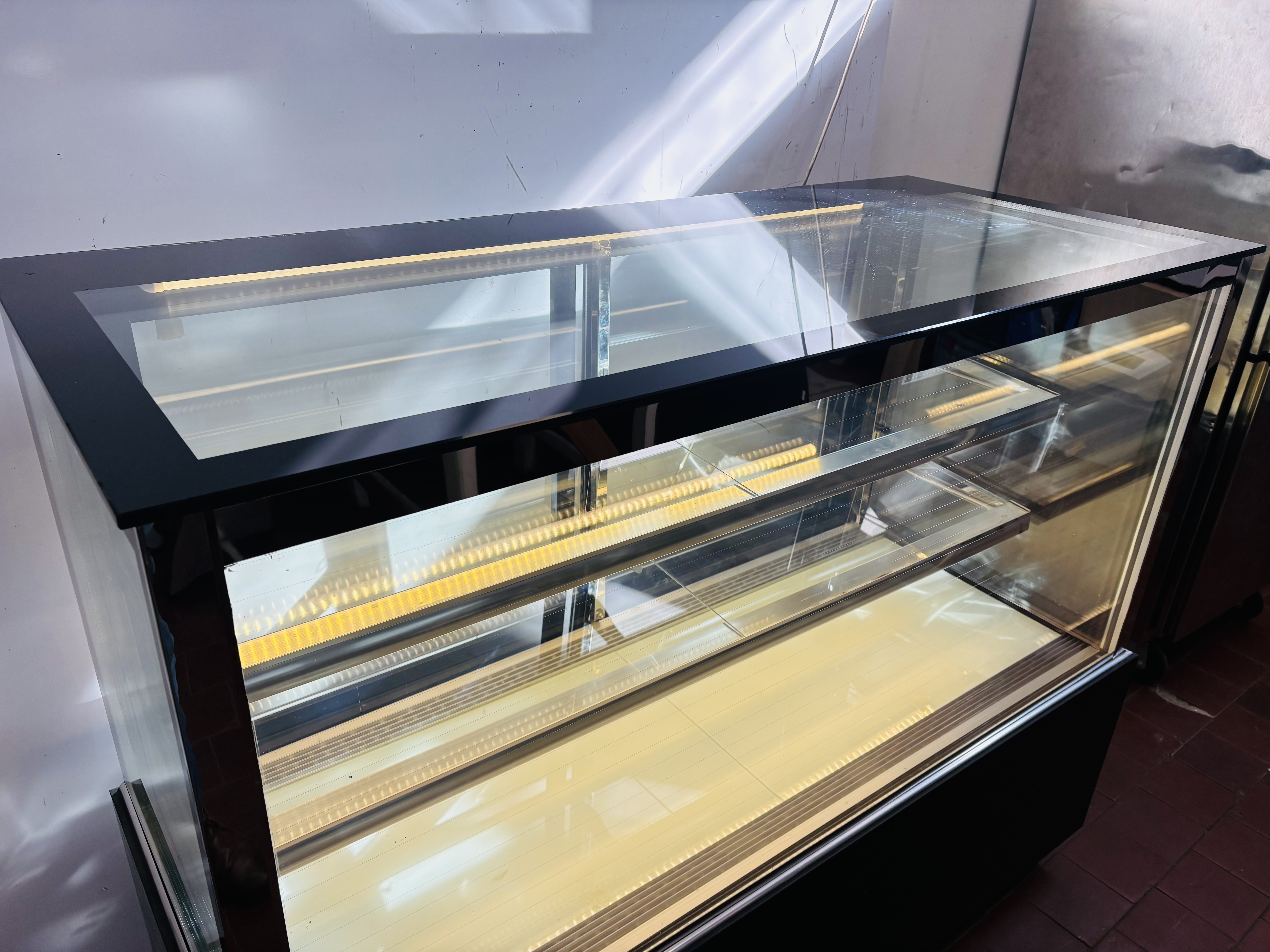 Lote #005 - Vitrina refrigerada rectiínea ¨DEMET¨con faja de granito, luz LED (poco uso, menos de 1 año) - 147x64x120cm - Imagen 5
