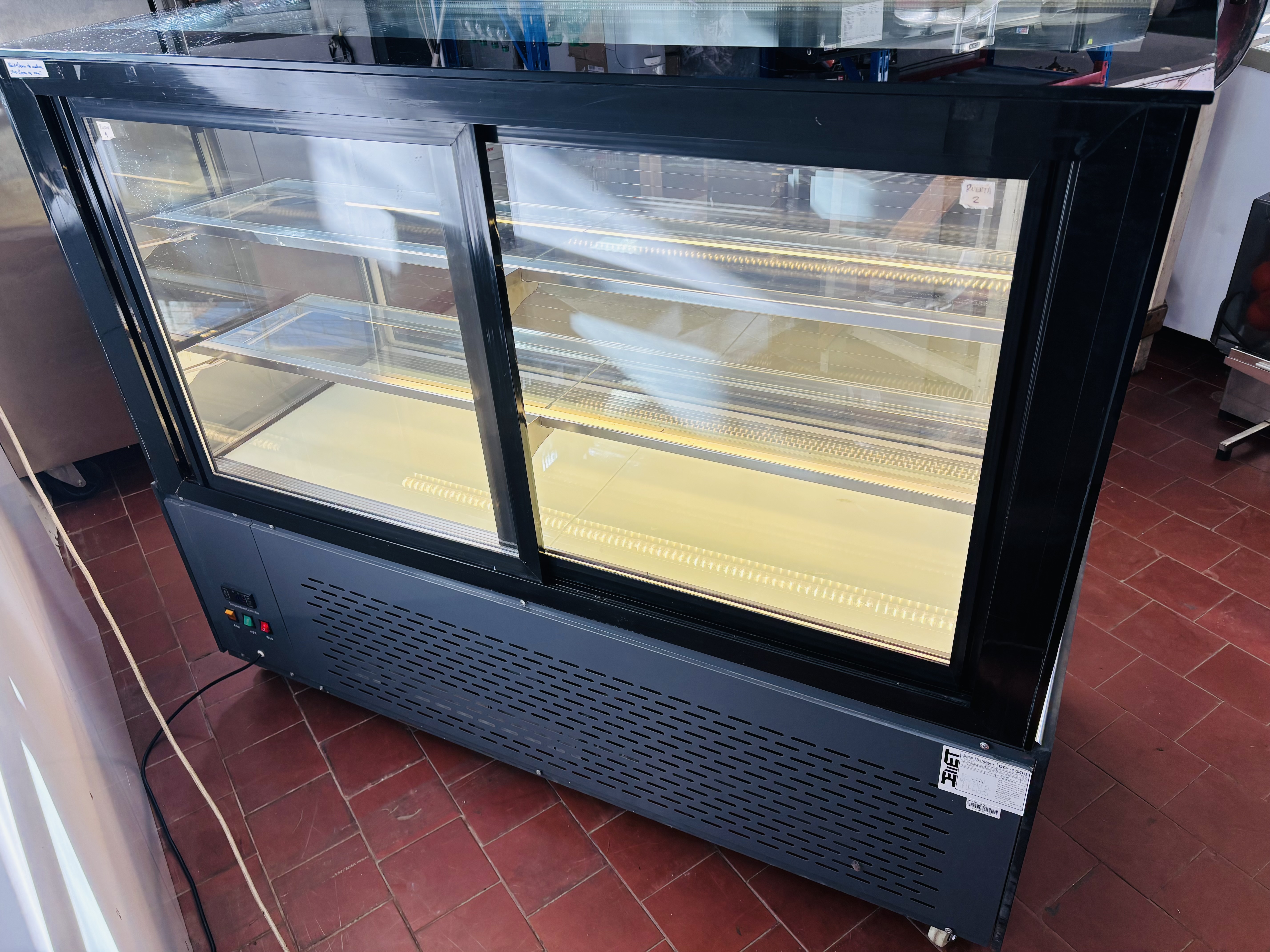 Lote #005 - Vitrina refrigerada rectiínea ¨DEMET¨con faja de granito, luz LED (poco uso, menos de 1 año) - 147x64x120cm - Imagen 6