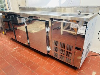 Lote #006 - Bajo mostrador refrigerado ¨Gelopar¨ con 3 puertas y bacha (poco uso, menos de 1 año) - 250x79x92cm