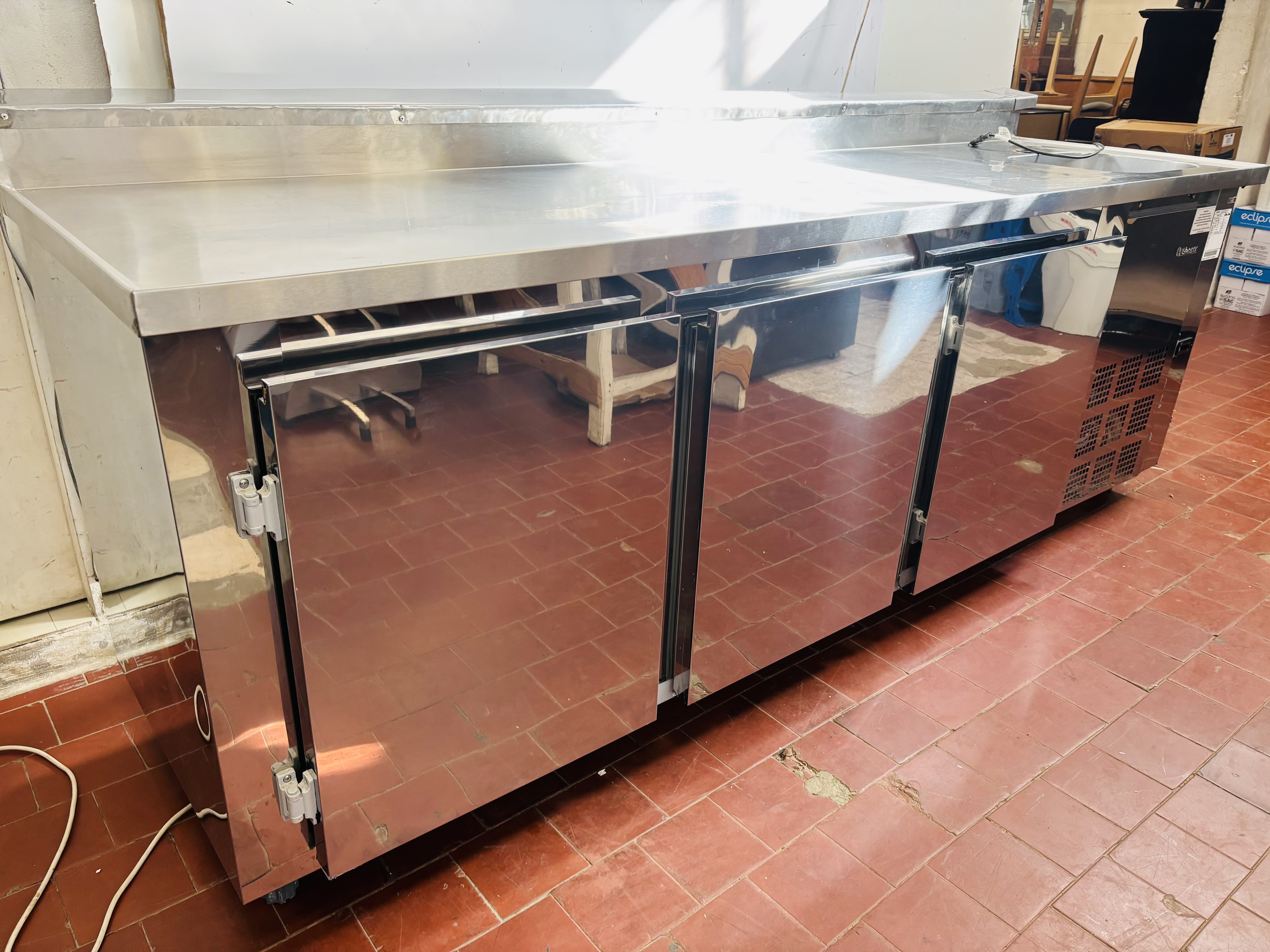 Lote #006 - Bajo mostrador refrigerado ¨Gelopar¨ con 3 puertas y bacha (poco uso, menos de 1 año) - 250x79x92cm - Imagen 4
