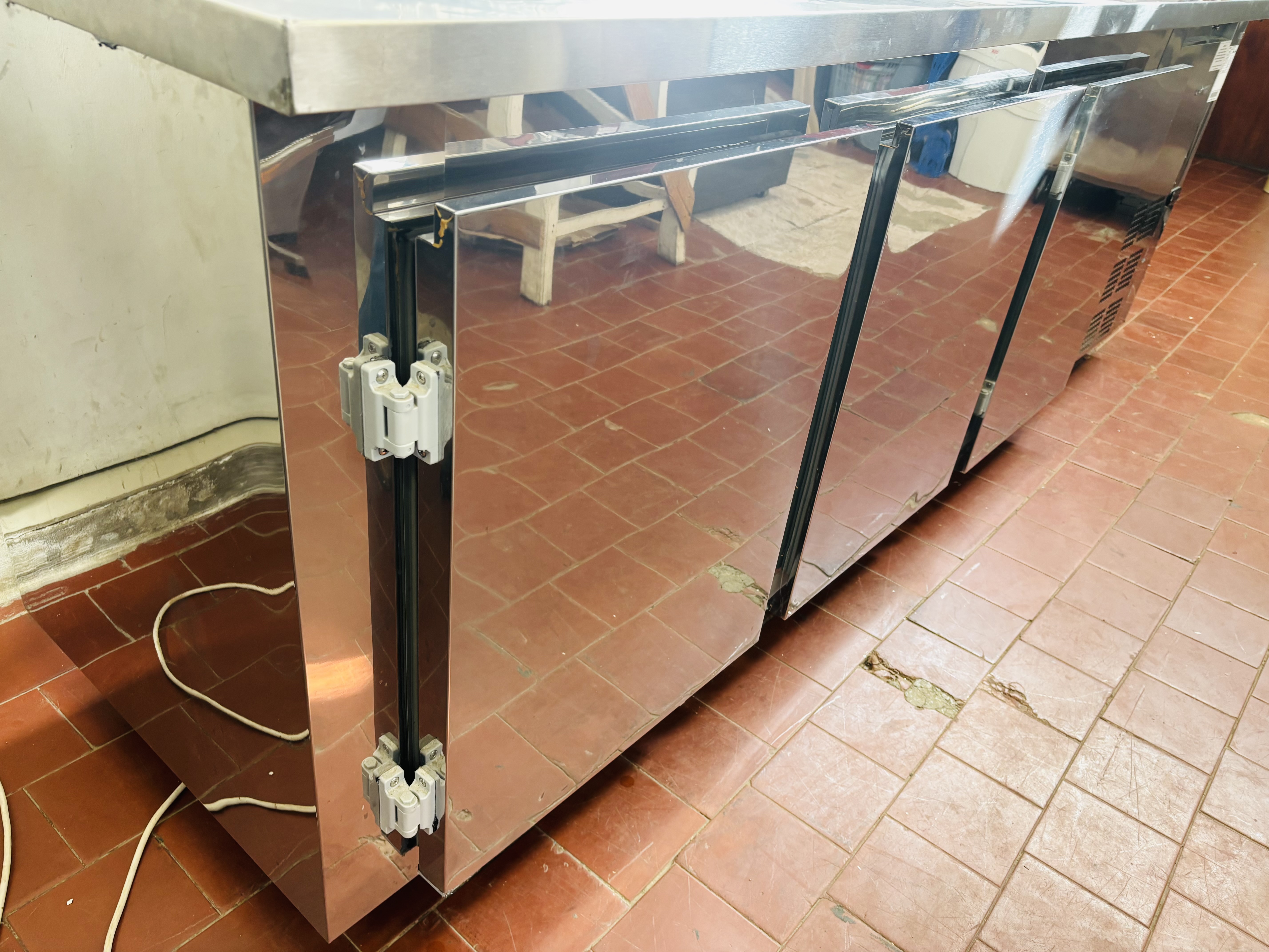 Lote #006 - Bajo mostrador refrigerado ¨Gelopar¨ con 3 puertas y bacha (poco uso, menos de 1 año) - 250x79x92cm - Imagen 5