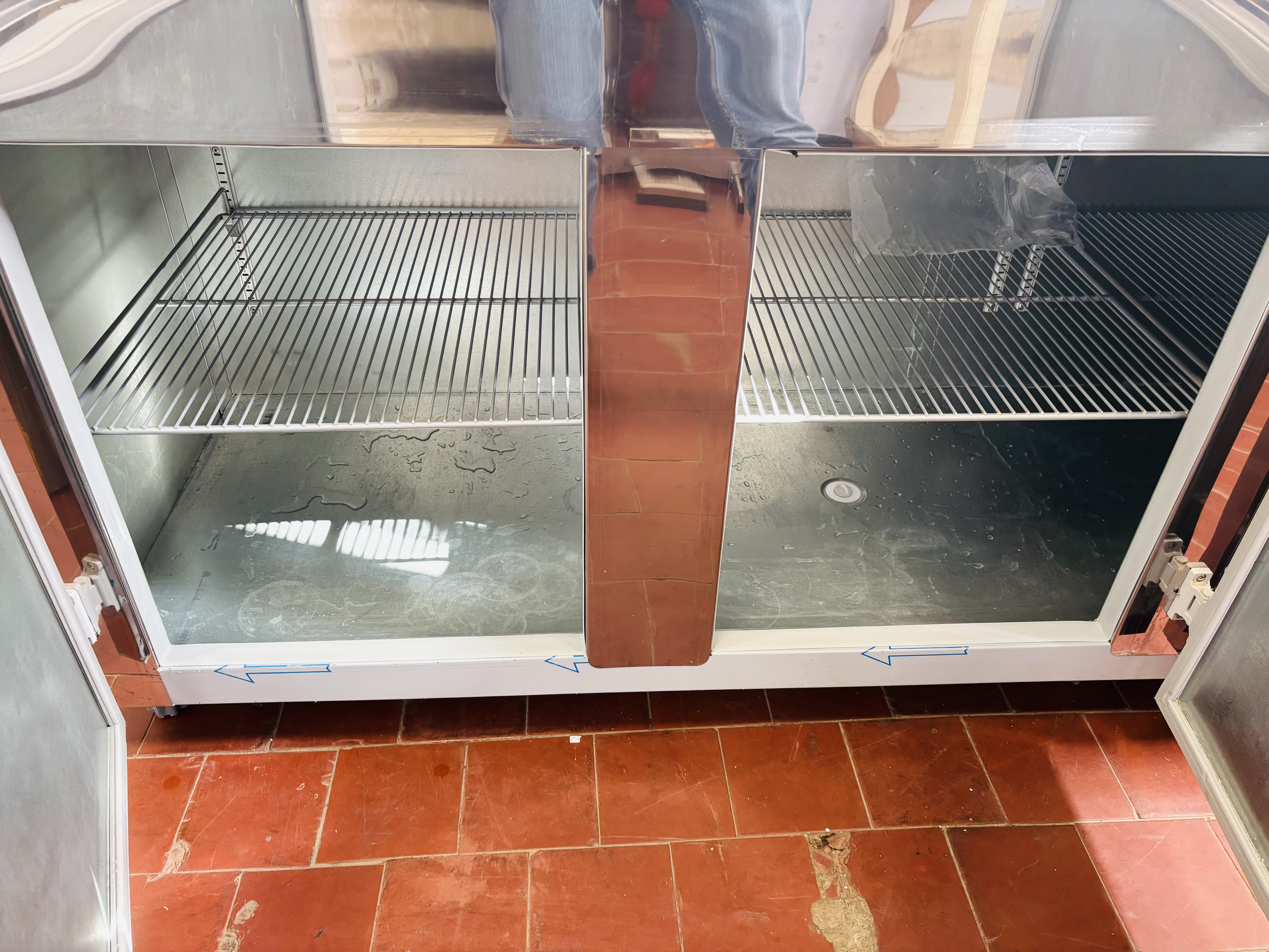 Lote #006 - Bajo mostrador refrigerado ¨Gelopar¨ con 3 puertas y bacha (poco uso, menos de 1 año) - 250x79x92cm - Imagen 6