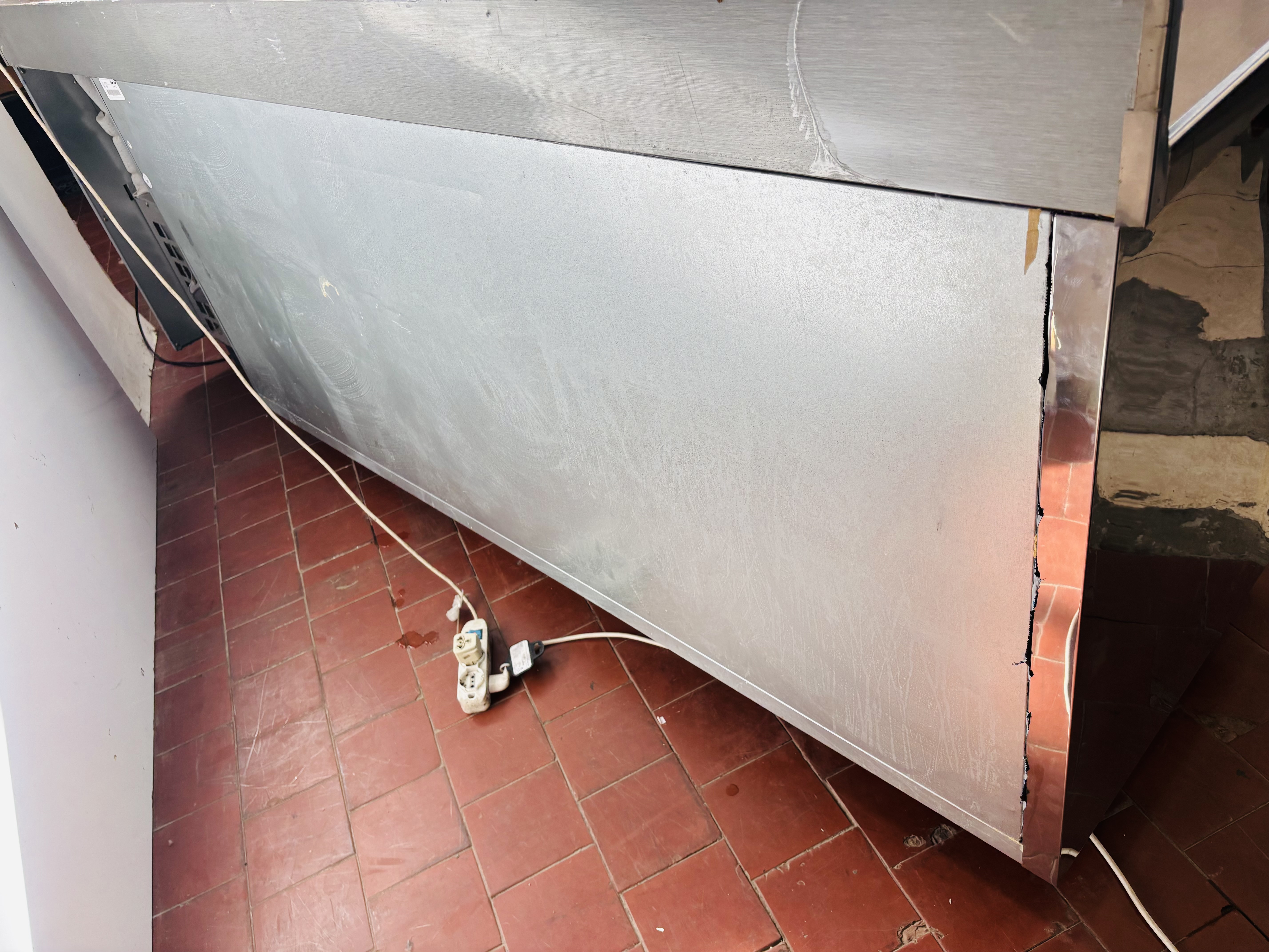 Lote #006 - Bajo mostrador refrigerado ¨Gelopar¨ con 3 puertas y bacha (poco uso, menos de 1 año) - 250x79x92cm - Imagen 7