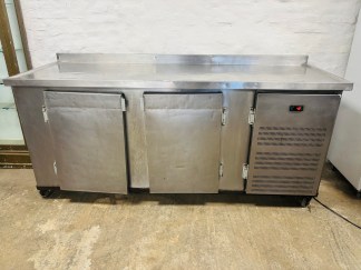 Lote #017 - Bajo mostrador refrigerado en Ac/inox (detalles a la vista) - 200x72x90cm (incluye carro en hierro rodante)