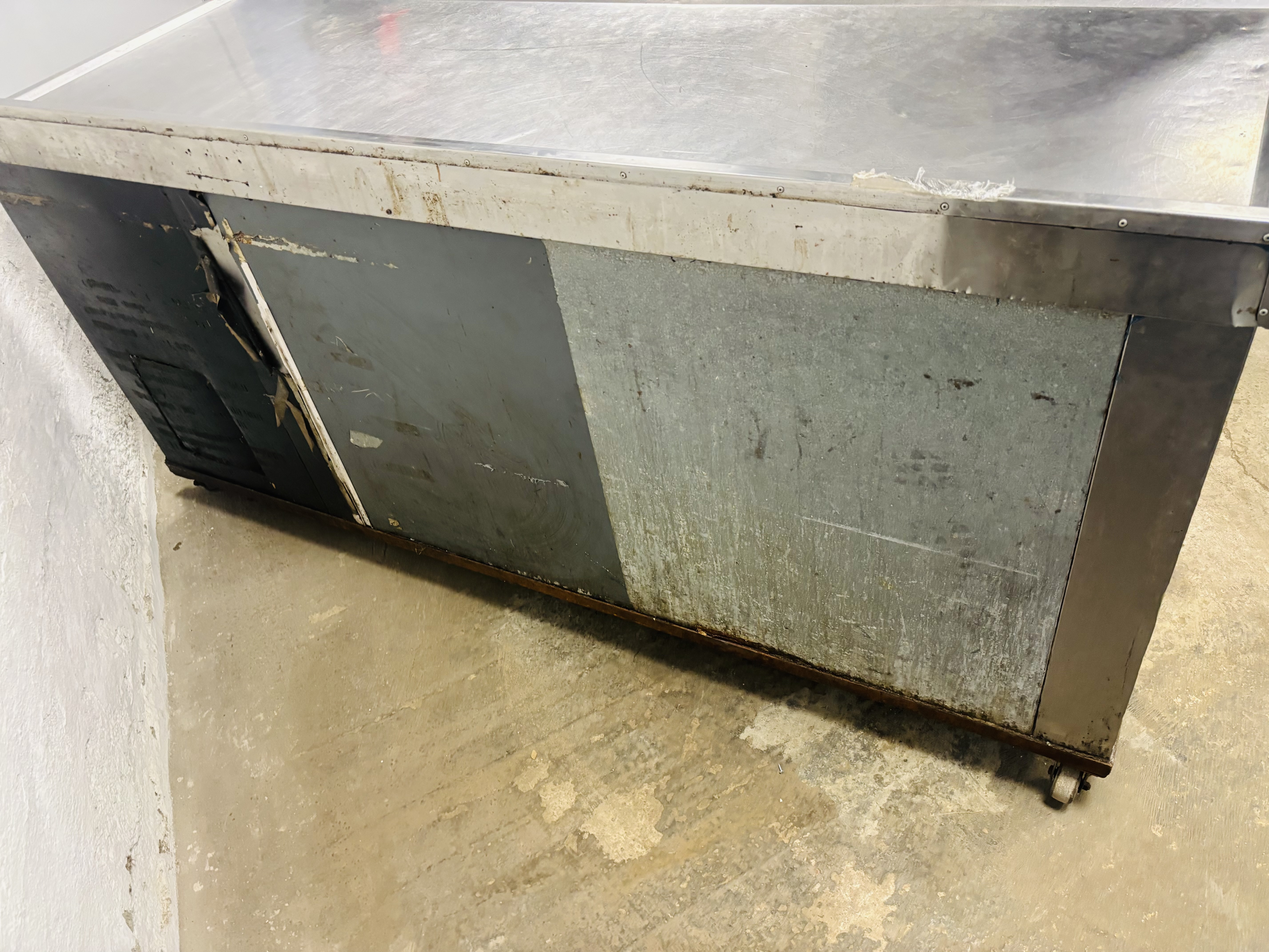 Lote #017 - Bajo mostrador refrigerado en Ac/inox (detalles a la vista) - 200x72x90cm (incluye carro en hierro rodante) - Imagen 6